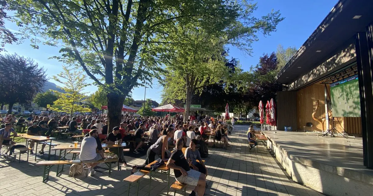 Public Viewing Atmosphäre im Stadtpark Reutte – Fußball-Fans gemeinsam erleben